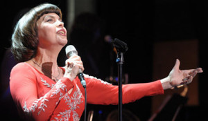 Mireille-Mathieu-chante-1